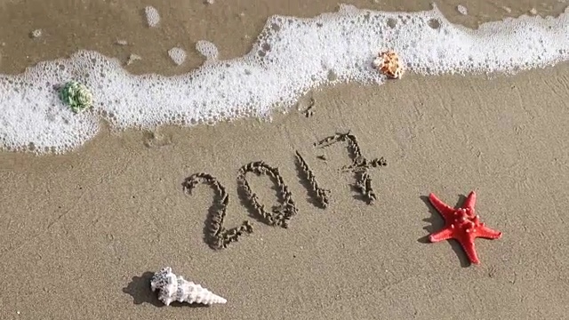 2017年的新年用海浪取代了2016年的旧年视频素材