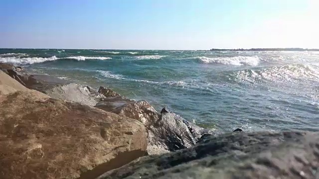 海浪拍打着岩石海岸视频素材