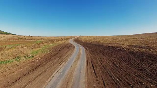 航拍:飞越土路视频素材