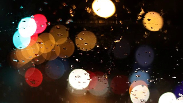 雨天，雨滴在窗户上，下雨的天气，红绿灯在背景，雨跑下窗户，雨和散视频素材