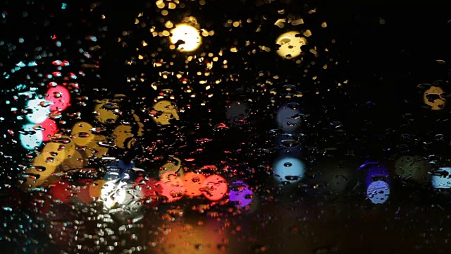 雨天，雨滴在窗户上，下雨的天气，红绿灯在背景，雨跑下窗户，雨和散视频素材