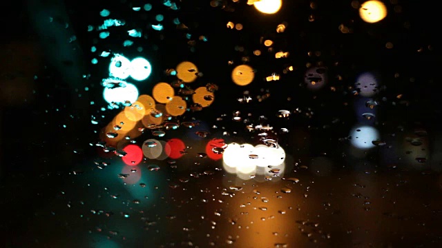 雨天，雨滴在窗户上，下雨的天气，红绿灯在背景，雨跑下窗户，雨和散视频素材