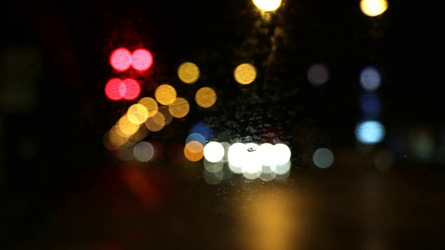 雨天，雨滴在窗户上，下雨的天气，红绿灯在背景，雨跑下窗户，雨和散视频素材