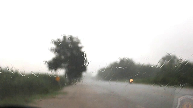 雨天，雨滴在窗户上，下雨的天气，红绿灯在背景，雨跑下窗户，雨和散视频素材