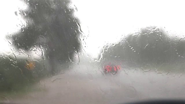 雨天，雨滴在窗户上，下雨的天气，红绿灯在背景，雨跑下窗户，雨和散视频素材