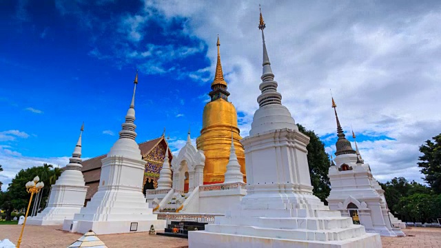 泰国清迈省Wat Suan Dok Landmark Temple Of Chiang Mai, Thailand (time lapse - tilt down)视频素材