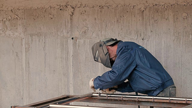 建筑工在建筑工地焊接管子视频素材