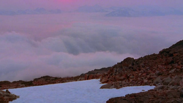 时间流逝滚动云在山顶与日落的背景/海岸Mtns，惠斯勒，不列颠哥伦比亚视频素材