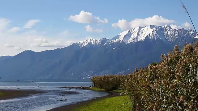 风吹芦苇的湖泊和河流在山上视频素材