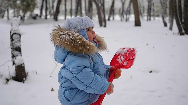 孩子用慢动作接住雪花的嘴视频素材