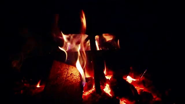 鲍勒夏令营，晚上在火上做饭视频素材