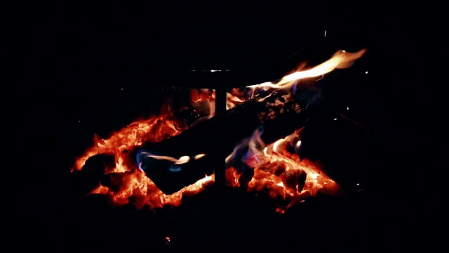 火焰火焰孤立在黑色背景视频素材