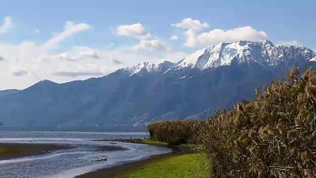 风吹芦苇的湖泊和河流在山上视频下载