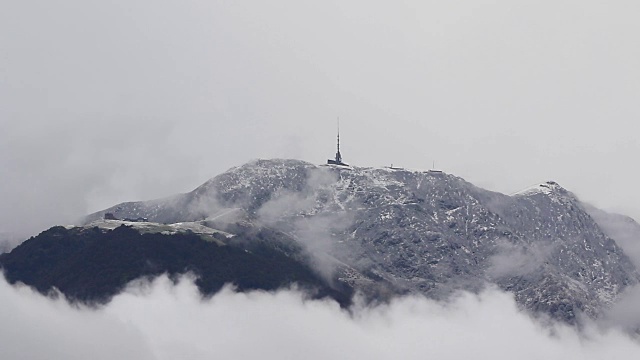 飞机在风暴云中飞行，由山移动的视频视频下载