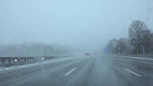 FPV:汽车在暴风雪中快速行驶，路面光滑，能见度低视频素材