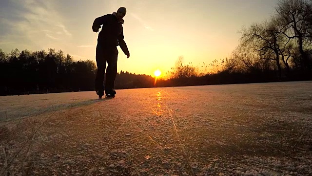 近，低角度:好玩的运动员喷洒雪时冰球停止视频素材