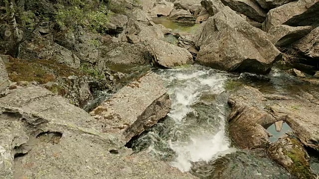 挪威山区河流。光滑的滑块。视频素材