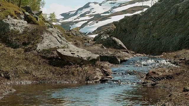 挪威山区的一条河。视频素材