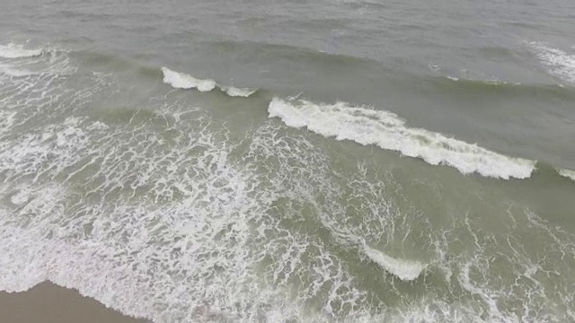 海浪撞击海滩的鸟瞰图视频素材