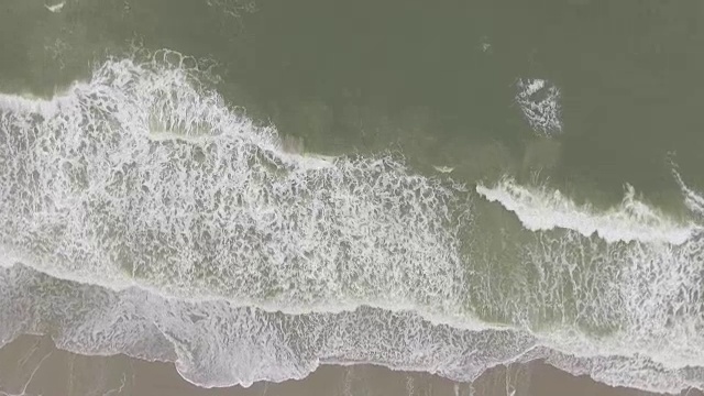 海浪撞击海滩的鸟瞰图视频素材