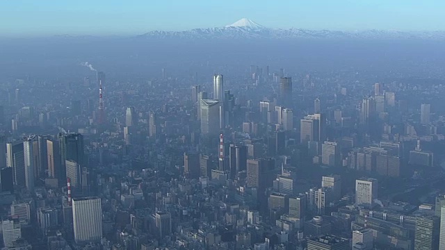 日本富士山的空中，浓雾笼罩着东京的天际视频素材