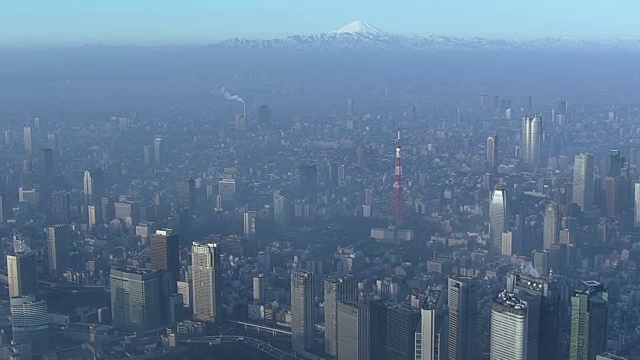 日本富士山的空中，浓雾笼罩着东京的天际视频素材