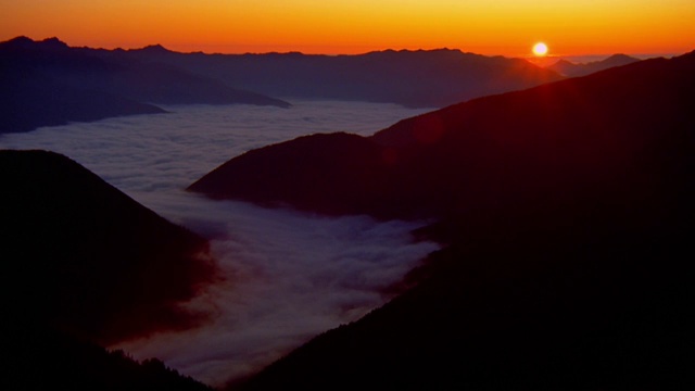 高角度广角拍摄低挂云/雾在山谷与日落的背景/奥林匹克半岛，华盛顿视频素材