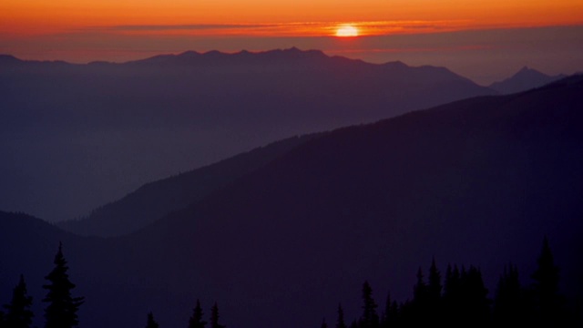 高角度广角拍摄的山和山谷与日落在背景/奥林匹克半岛/华盛顿视频素材