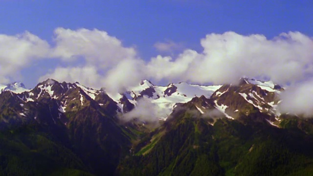 宽镜头延时云形成的山脉与一些雪/奥林匹克山，华盛顿视频素材