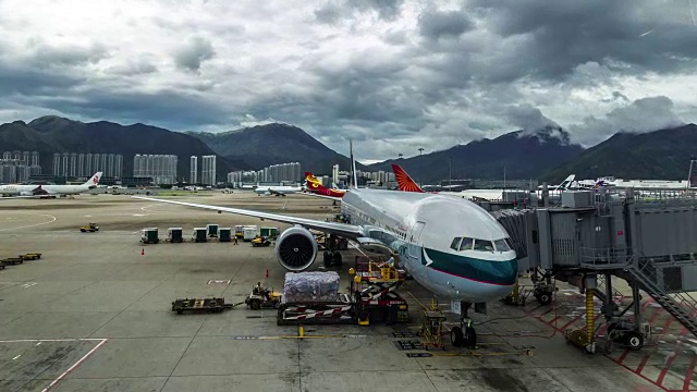 国泰航空波音公司正在香港机场装载行李。FullHD TimeLapse - 2016年8月，香港视频素材