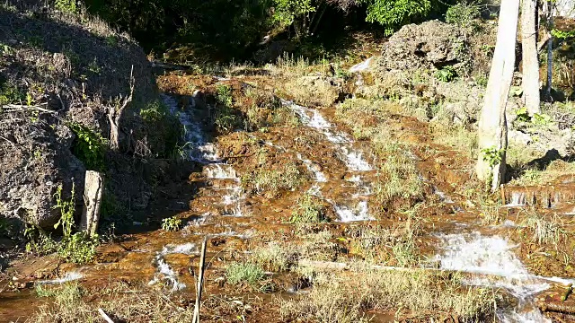 天堂瀑布美丽的旅游景点，在森林自然视点山上视频素材