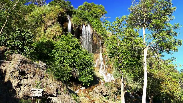 天堂瀑布美丽的旅游景点，在森林自然视点山上视频素材