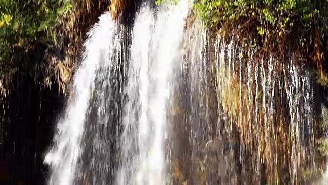 天堂瀑布美丽的旅游景点，在森林自然视点山上视频素材