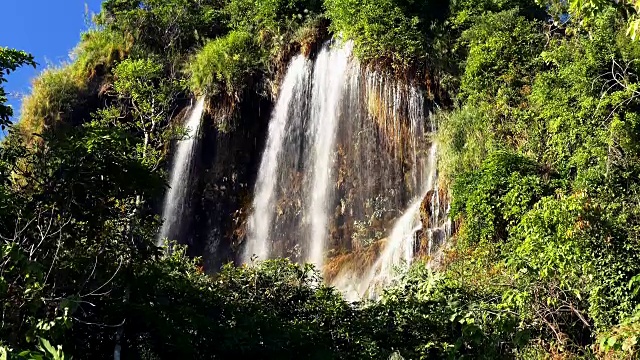 天堂瀑布美丽的旅游景点，在森林自然视点山上视频素材