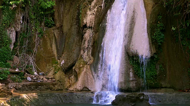 天堂瀑布美丽的旅游景点，在森林自然视点山上视频素材