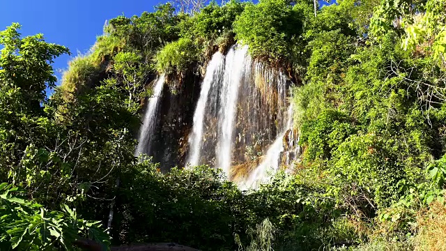 天堂瀑布美丽的旅游景点，在森林自然视点山上视频素材