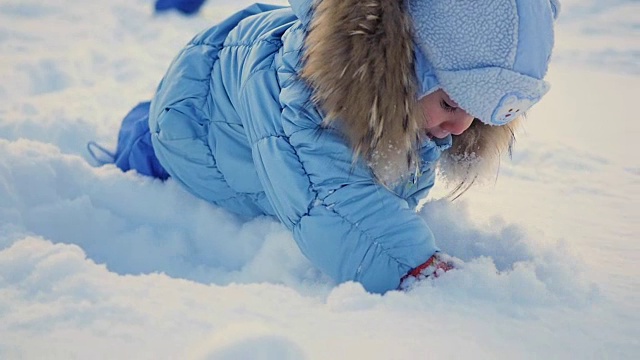 一个孩子在雪中玩耍视频素材