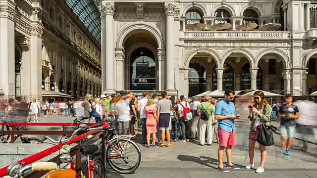 意大利米兰中心著名的商业街入口全景4k时间推移视频素材