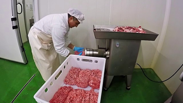 屠夫与工业绞肉机工作视频素材