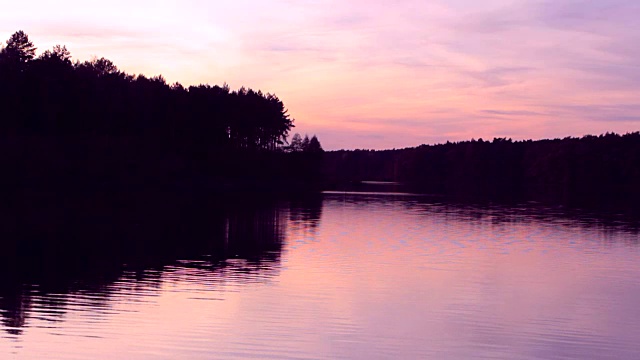 河上粉红色的夕阳视频素材