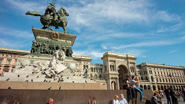 意大利夏季日纪念碑vittorio emanuele广场全景4k时间流逝米兰视频素材