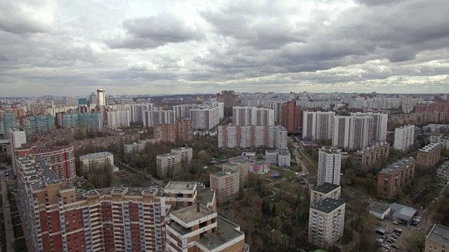 莫斯科一个地区的鸟瞰图，多云的天气。四轴飞行器拍摄的城市景观视频素材