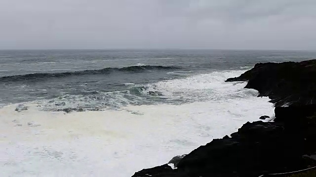 俄勒冈州迪坡湾黑熔岩岩海岸的海浪加速冲击视频素材