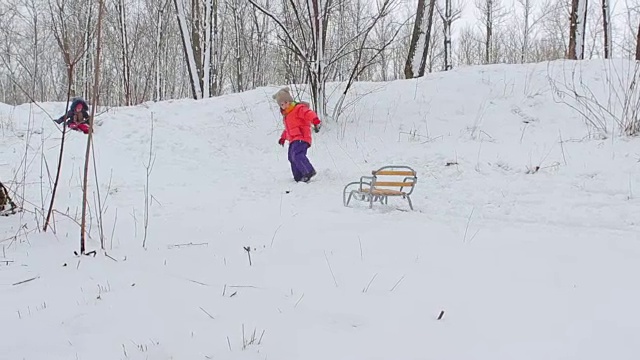 在雪橇上拉绳子的女孩视频素材