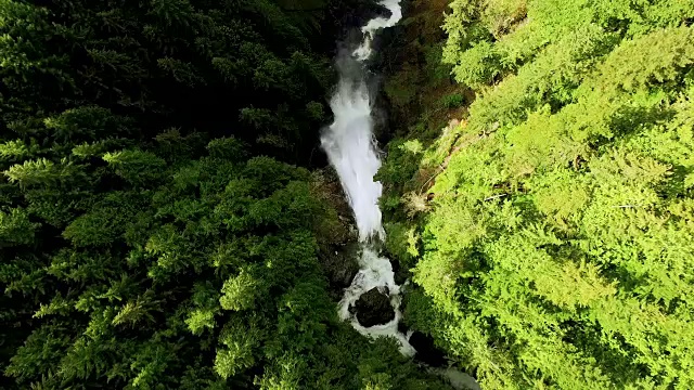 空中俯瞰喀斯喀特山脉瀑布视频素材