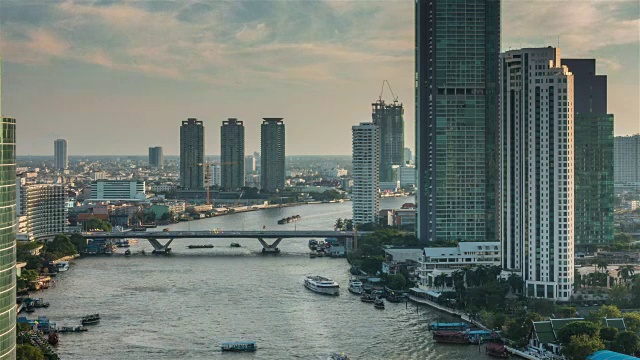 泰国曼谷日落著名的河流交通屋顶全景4k时间流逝视频素材