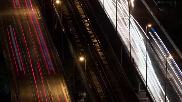 夜间城市中运输路径和空铁路的时间流逝视频素材