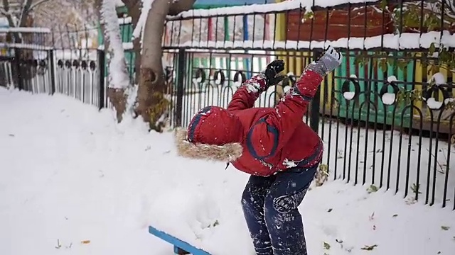 一个孩子跳进了雪里视频素材