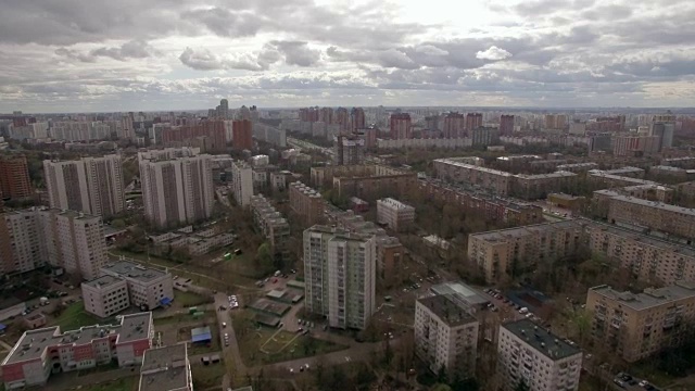 全景鸟瞰莫斯科的一个地区，多云的天气。四轴飞行器拍摄的城市景观视频素材