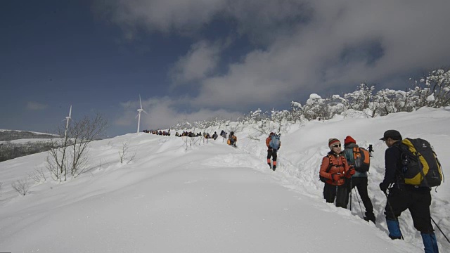 山顶上覆盖着皑皑白雪视频下载